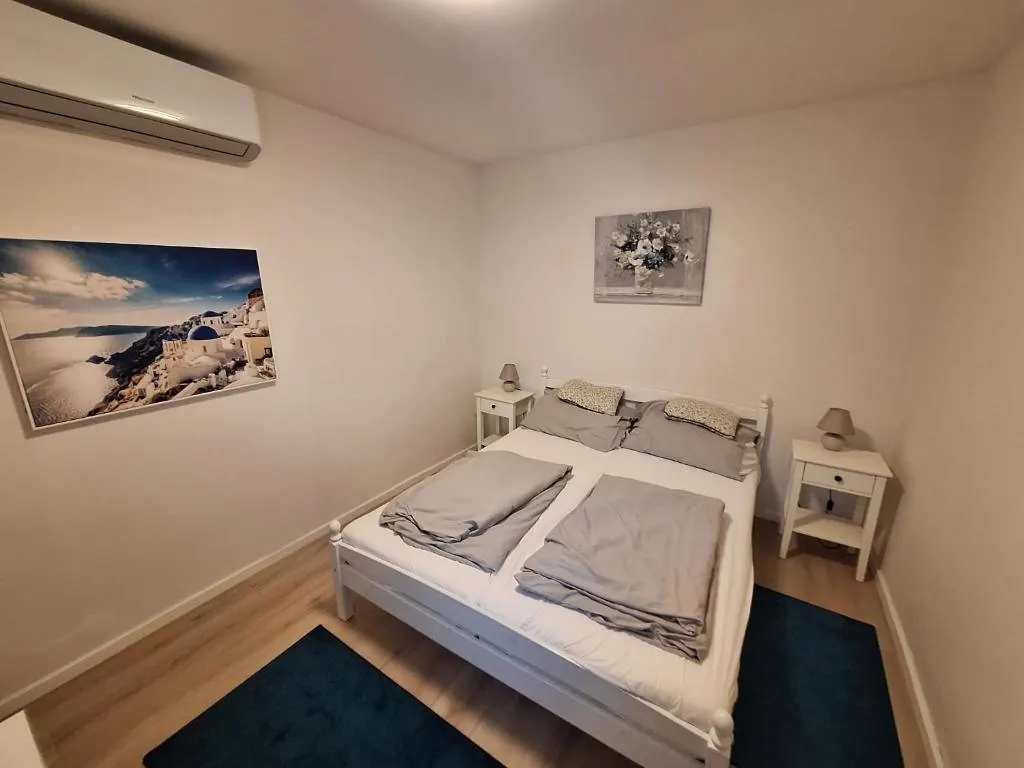 „1” apartman franciaágyas hálószobája Balatonfűzfőn