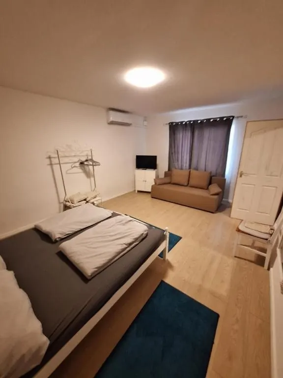 „1” apartman franciaágyas szobája TV-vel