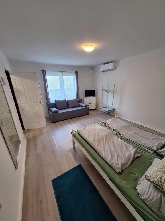 „2” apartman hálószobája ablak melletti ággyal