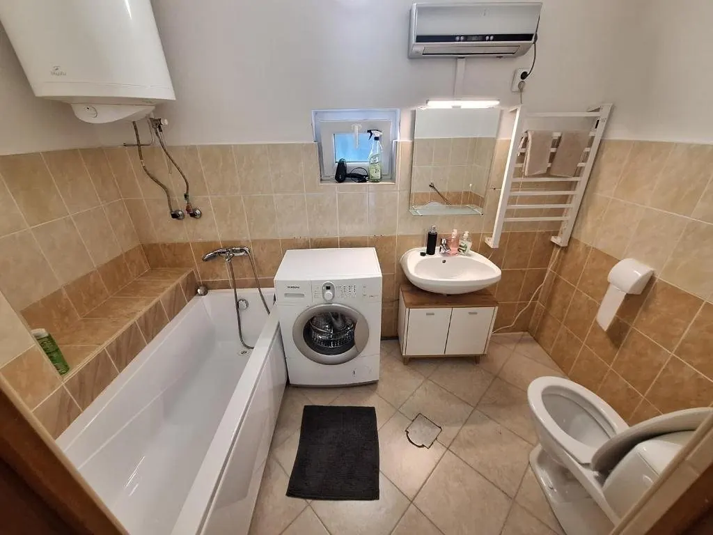 „2” apartman fürdőszobája mosógéppel