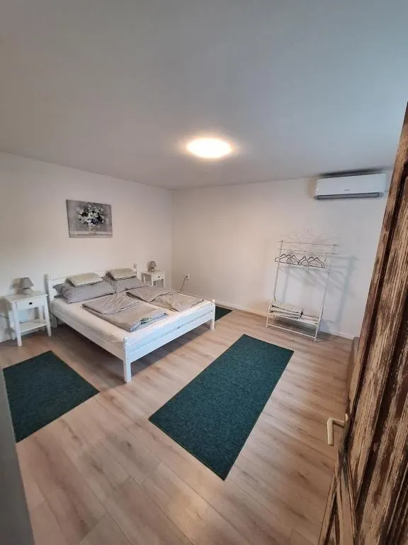 „3” apartman világos franciaágyas hálószobája