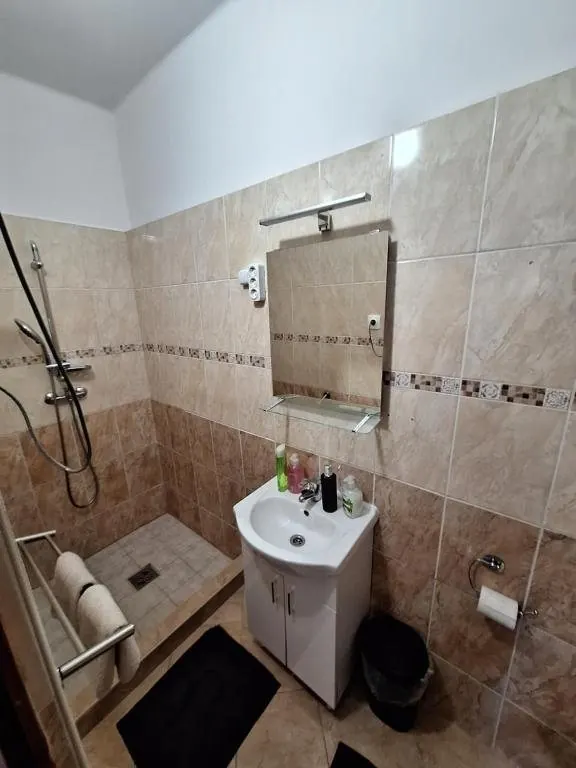 „3” apartman zuhanyzós fürdőszobája