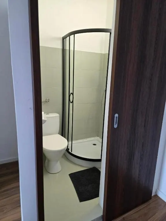 „4” apartman zuhanyzós fürdőszobája