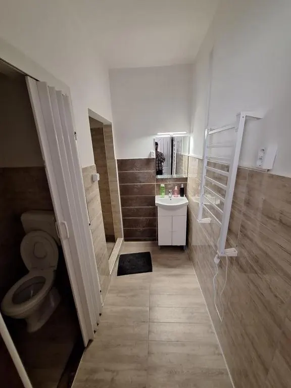 „5” apartman előtere és fürdőszobája
