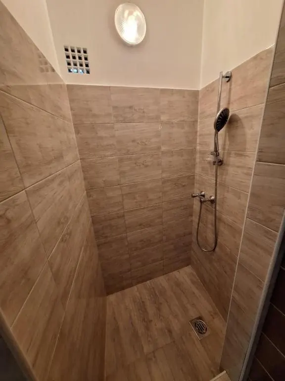 „5” apartman zuhanyzója