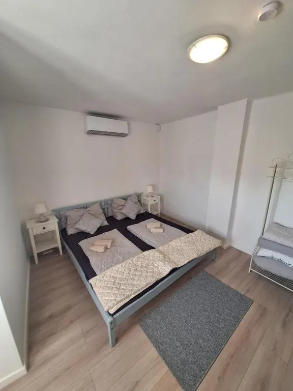 „6” apartman franciaágyas hálószobája