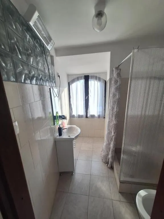 „6” apartman fürdőszobája