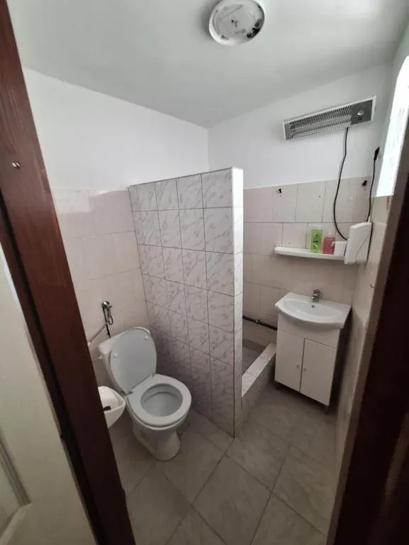„6” apartman külön WC-je és mosdója